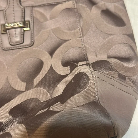 Coach Taylor OP Art Alexis Carryall. Inside zip. Zip Top Closure. - Picture 9 of 10